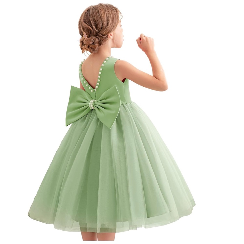 Elegant Green Dress with Bow